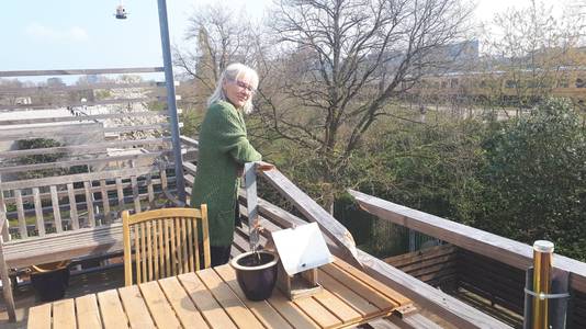 Het balkon van mevrouw Blommaart is kapot.