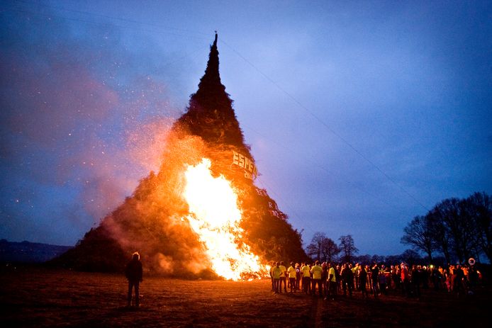 Het paasvuur in 2012 in Espelo. Nog altijd de hoogste ooit ter wereld. De stapel was 45,98 meter hoog, nog een fractie hoger dan de Scheveningse vreugdevuren met oud en nieuw.