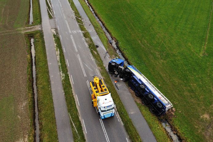 De weg is urenlang dicht vanwege het ongeval.