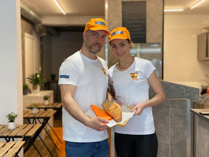 Stefano Lembo en Lorenna Leon van Frizzas in Gent met hun gefrituurde pizza.