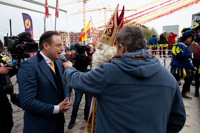 Bart De Wever in conversatie met de Sint.