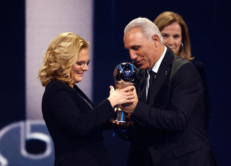 Sarina Wiegman ontving de prijs van oud Bulgaars voetballer Christo Stoitsjkov tijdens de Best FIFA Football Awards. Beeld REUTERS