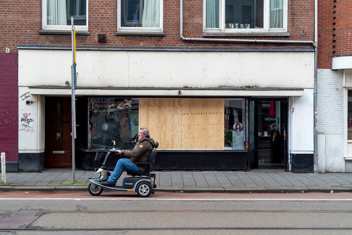 De gesneuvelde pui van kapsalon Tetuan in de Jan Evertsenstraat.