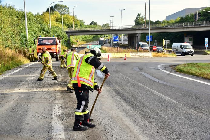 De brandweer had de handen vol om het goedje te verwijderen.