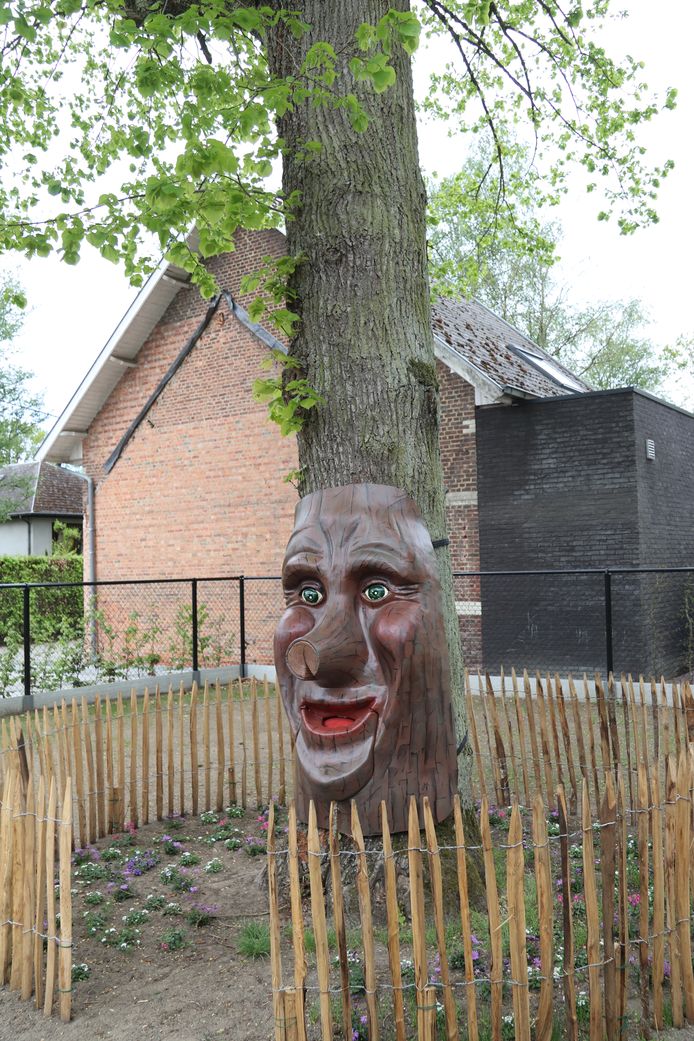 Vandalen hebben opnieuw lelijk huis gehouden op Putse speeltuintjes. Dit keer moesten Toon de Tuttenboom en de Warme William-bank eraan geloven.