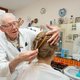 Henk Kuitems is bijna 75 jaar kapper. ‘Kinderen van nu kunnen niet meer stilzitten’