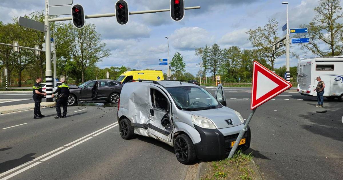 Twee auto’s hard in botsing op kruising in Lichtenvoorde.