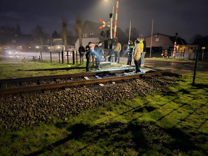 Incident bij het spoor in Lunteren. Achter het spoor is het stuk rails te zien waar de dieven het mogelijk op voorzien hadden.