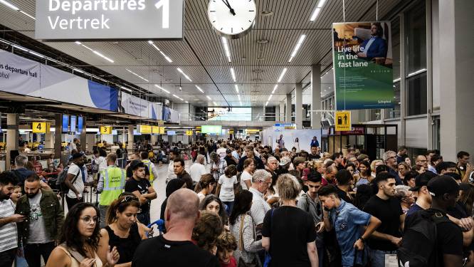 Amsterdam wil duurdere vliegtickets om aantal vluchten Schiphol te verminderen