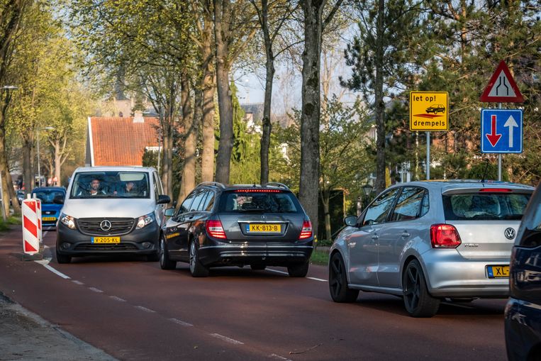 De Sloterweg is niet berekend op de 15.000 auto’s die er dagelijks gebruik van maken: de smalle weg is geschikt voor slechts 6000 auto’s per dag. Beeld Dingena Mol