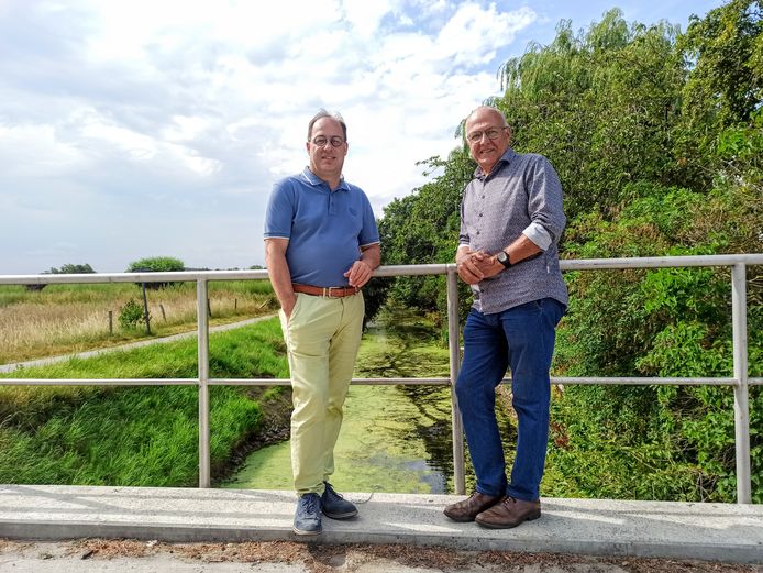 Schepen Gerrit Van Brabandt (links) met zijn opvolger Vincent Laroy (rechts) aan de Lieve.