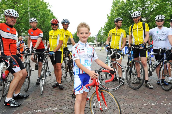 Max van Kempen, 7 anni, ha attirato l'attenzione alla cerimonia di apertura ufficiale del Moergestel Fietsdorp 2010 nel 2010.