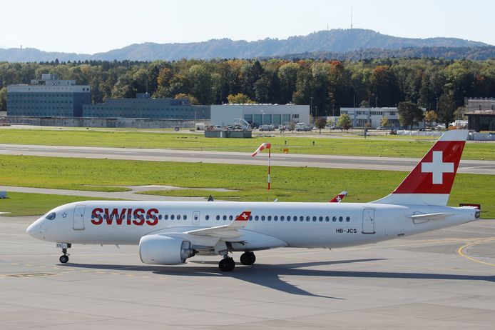 Een Airbus A220 van Swiss op de luchthaven van Zürich.