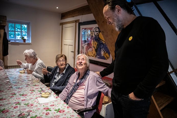 Zorgcriticaster Hugo Borst bezocht afgelopen week ouderenlandgoed Grootenhout. De bewoners zitten net aan hun bakje vanillevla.