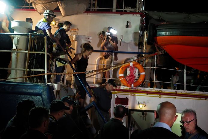 Carola Rackete, kapitein van de Sea-Watch 3, wordt opgepakt op Lampedusa.