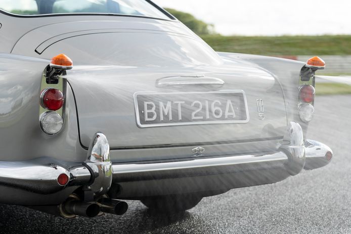 Aston Martin DB5 met James Bond-accessoires in de 2020-versie