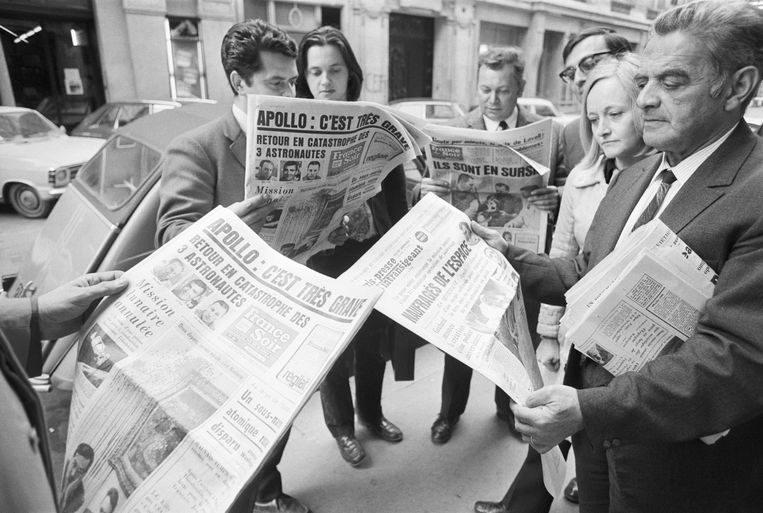 Parijzenaren informeren met de Franse kranten zich over het ongeluk met de Apollo 13. Beeld Bettmann Archive