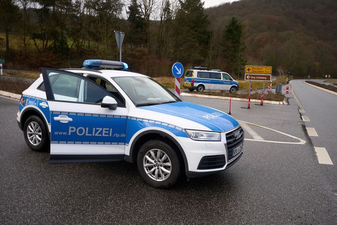 Nabij Kusel zijn twee Duitse politieagenten doodgeschoten. Er is een klopjacht gaande op de daders.
