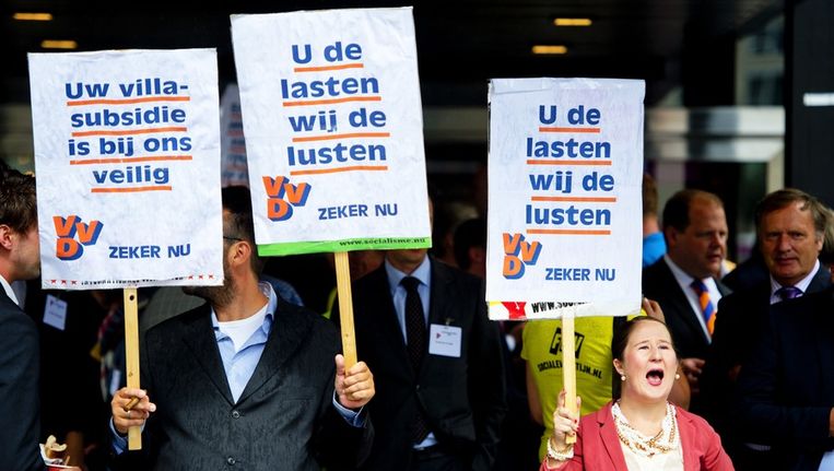 Demonstranten protesteren voor de Doelen in Rotterdam, waar het verkiezingscongres van de VVD gehouden wordt. Beeld anp