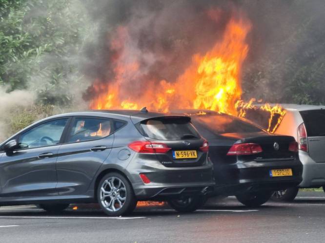 Auto's vliegen in brand op parkeerplaats in Hengelo, geen brandstichting