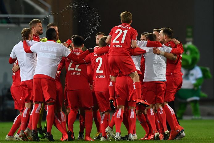 FC Keulen-spelers juichen na de 0-4-zege bij Greuther Fürth, de terugkeer naar de Bundesliga is een feit.