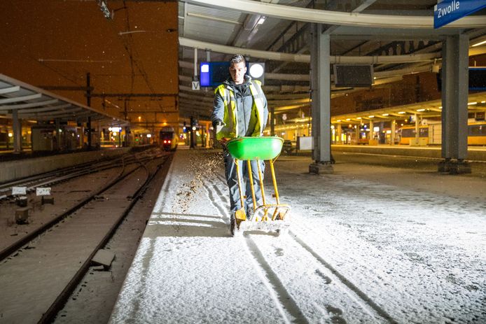 Sneeuw op station Delft Zuid