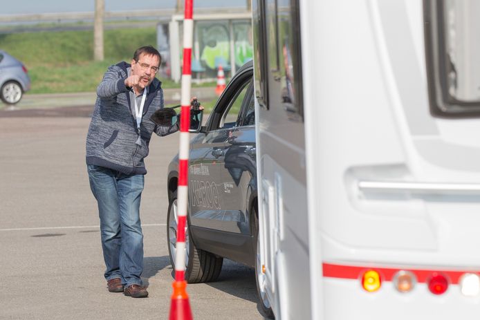 Instructeur Bert Treurniet van DEK geeft aanwijzingen met het achteruit rijden met de caravan.