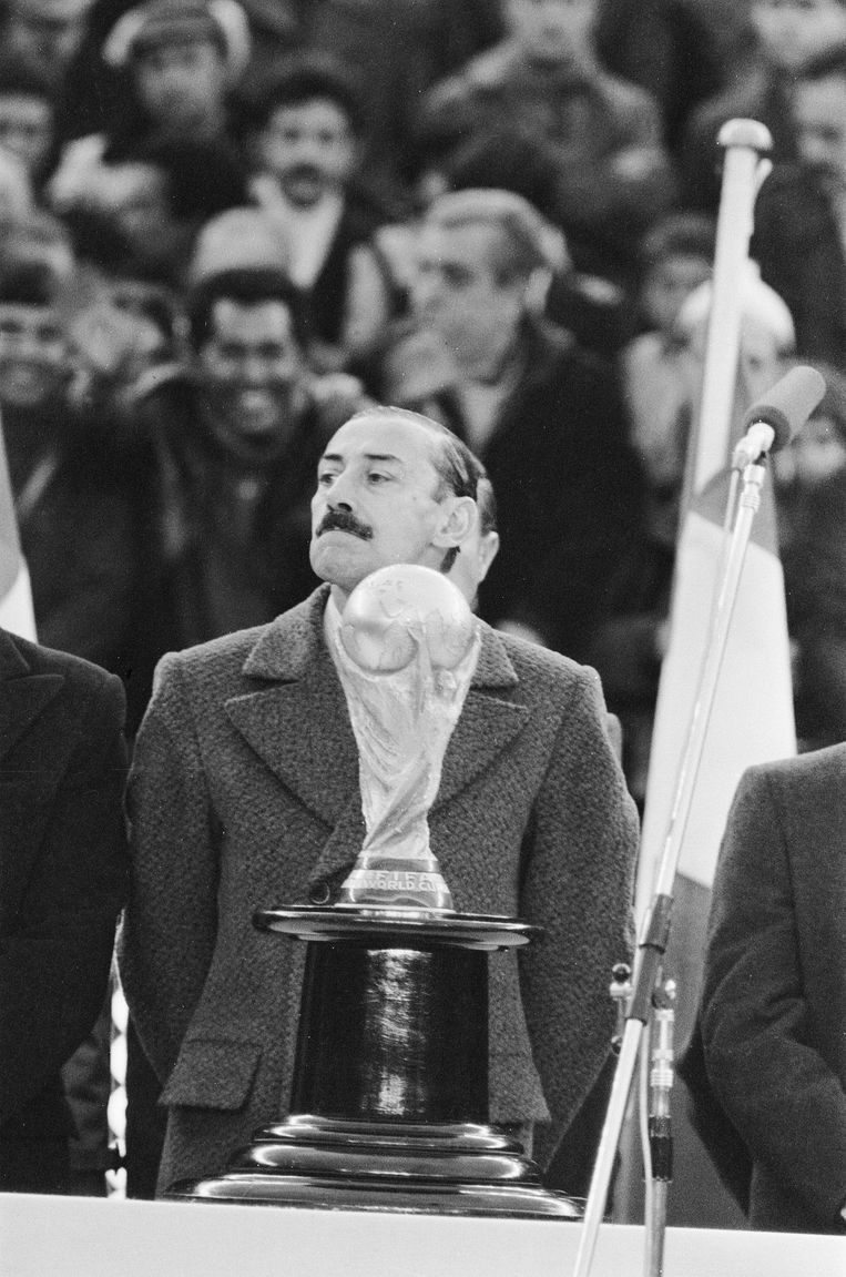 De Argentijnse dictator Jorge Videla voorafgaand aan de WK-finale tussen Argentinië en Nederland op 25 juni 1978. Het duel eindigde na verlenging in 3-1 voor de Argentijnen. Beeld Mirrorpix via Getty Images