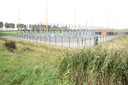 Het 150 kV-station aan de Oudelandsedijk bij Middelharnis is vergelijkbaar met de voorziening die TenneT op Schouwen-Duiveland wil bouwen om in de toekomst ook de extra aanvoer van zonneparken en windmolens aan te kunnen.