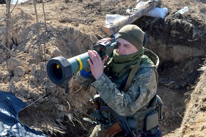 Een Oekraïense soldaat bedient een Javelin.