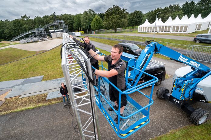Stroomkabels worden over een kabelbrug gelegd om de commentaarpost van het WK BMX op Papendal in Arnhem van elektriciteit te voorzien.