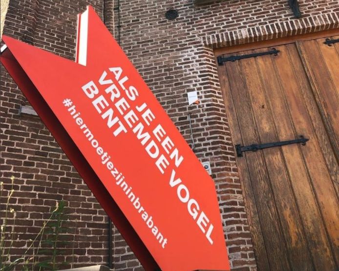 De pijl bij de kerk staat er nog, de pijl bij het Toeristisch Informatiepunt is gestolen.