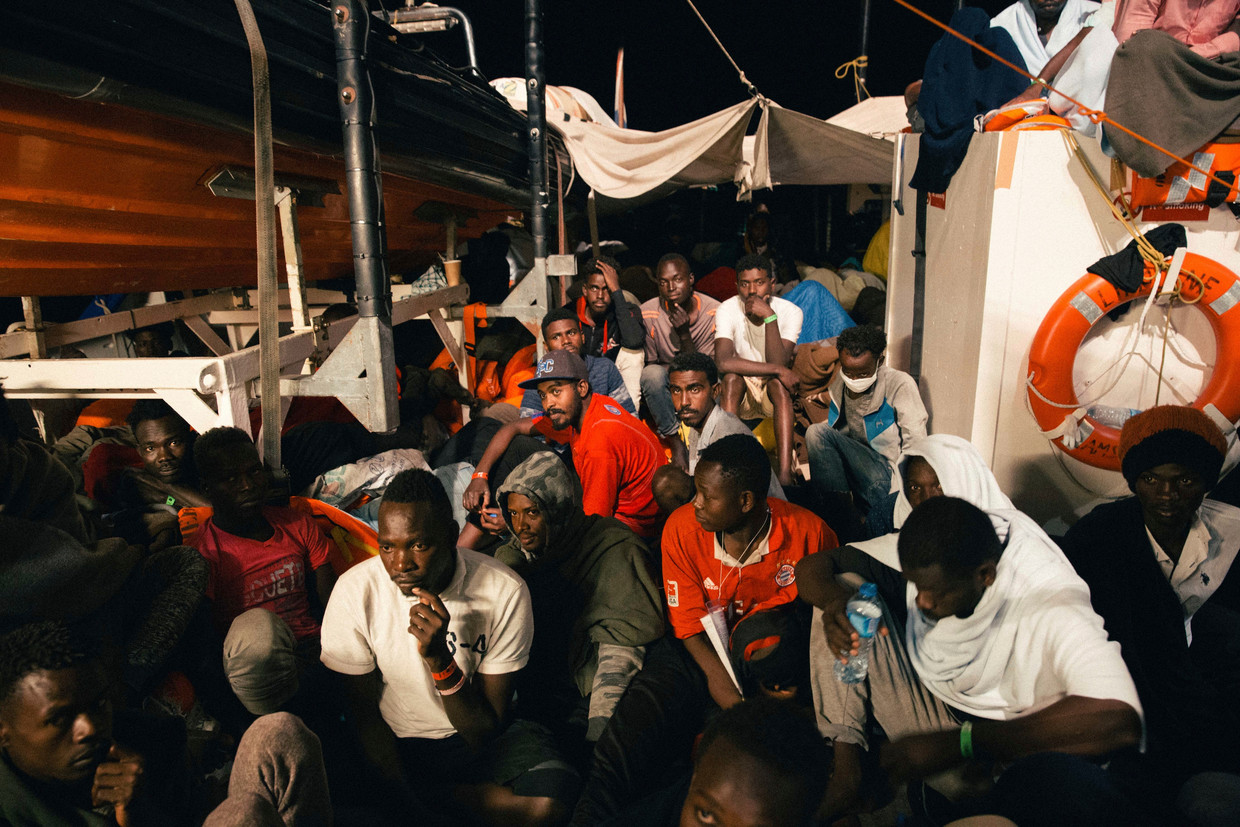 Migranten op de Lifeline. Beeld AP