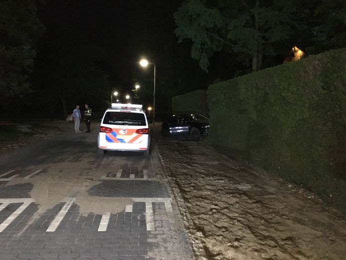 Auto tegen hek op Willibrordusweg in Oss.