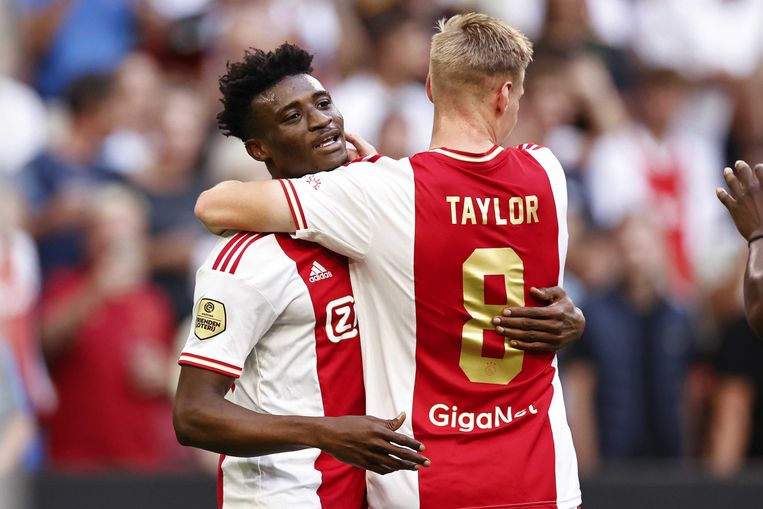 Mohammed Kudus en Kenneth Taylor vieren de 4-0 overwinning van Ajax op Cambuur Leeuwarden. Beeld ANP