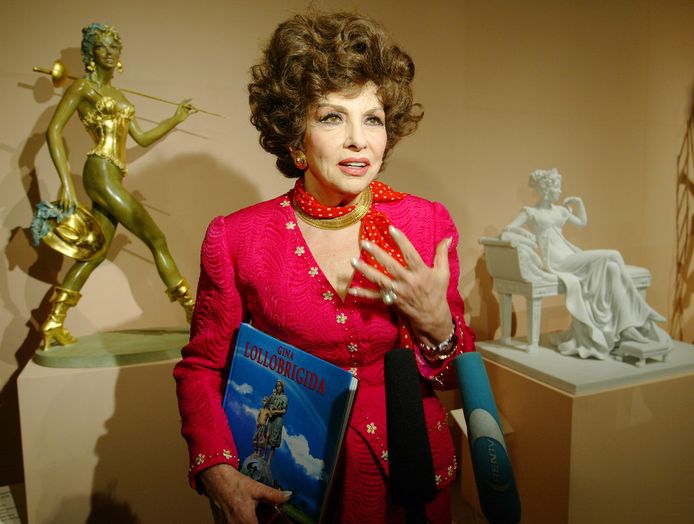 Gina Lollobrigida in 2003 op een tentoonstelling van haar beeldhouwwerken .