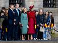 Koning Willem-Alexander en koningin Máxima samen met koning Felipe en koningin Letizia op de Dam tijdens een welkomstceremonie.