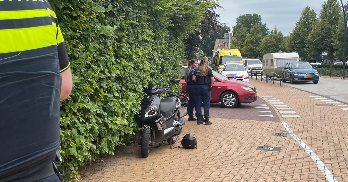Scooter knalt achterop auto in Voorthuizen bestuurder raakt gewond Barneveld AD.nl