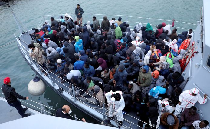 Migranten arriveren in Tripoli nadat ze door de Libische kustwacht gered zijn.