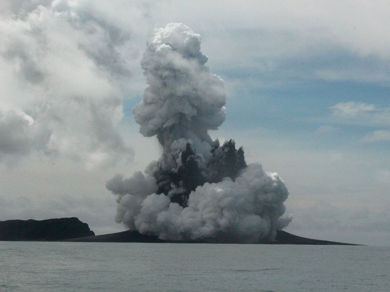 De eruptie van de onderzeese vulkaan bij Tonga. Beeld ANP / Zuma Press