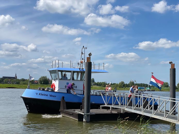 Fietsen met Truus in de omgeving van Dalfsen, Zwolle en Hattem. Hier bij het pontje bij Hattem.