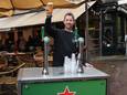 Delft / Café Oude Jan / eigenaar Jon achter de buitenbar met nieuwe statiegeld/plastic beker beleid voor tijdens Koningsdag