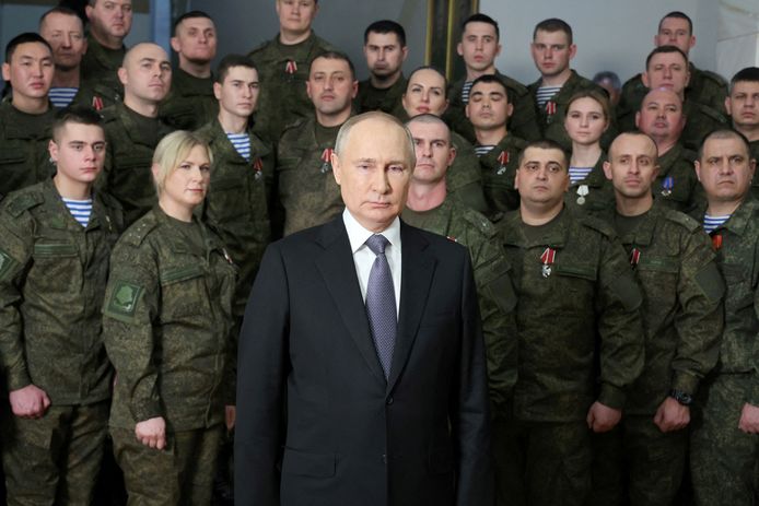 Russisch president Vladimir Poetin met op de achtergrond zijn militairen, foto genomen op 31 december 2022.
