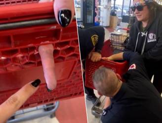 Amerikaanse vrouw zit met vinger vast in winkelkar en moet na halfuur zelfs hulpdiensten inschakelen