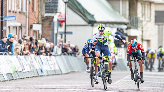 Rex pakt Dorpenomloop mee om zijn ‘eerste grote profkoers’ te winnen: ‘Laat de Vlaamse klassiekers maar komen’
