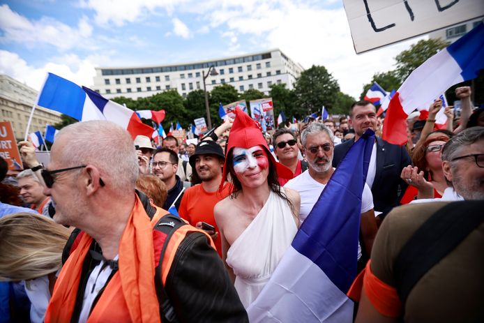 Fransen demonstreren tegen de coronamaatregelen voor het ministerie van Gezondheid in Parijs.