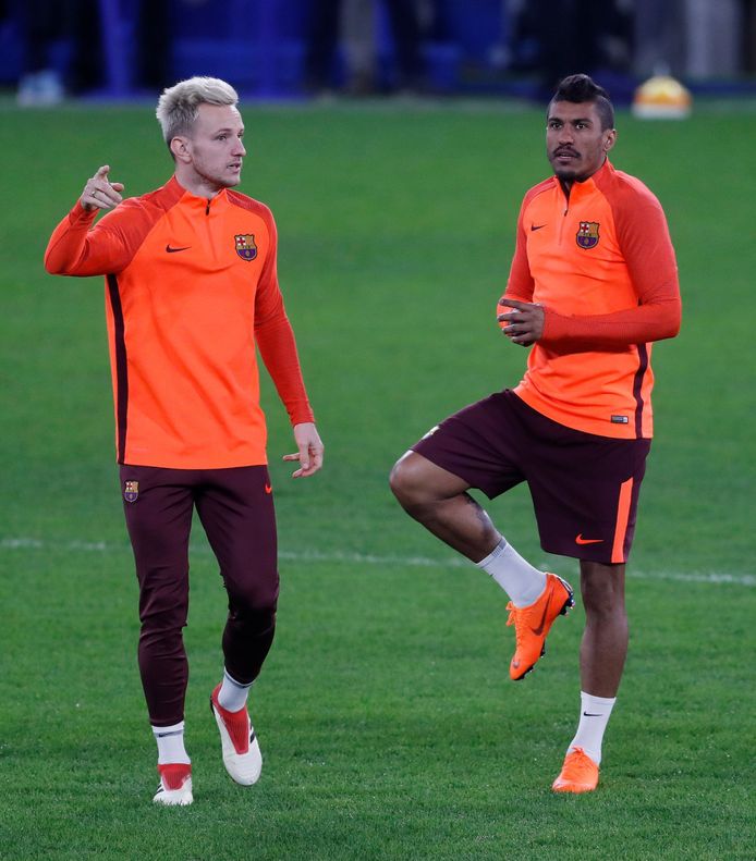 Ivan Rakitic in gesprek met zijn Braziliaanse teamgenoot Paulinho.