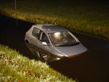 Man (53) eindigt met auto in het water in Rouveen maar raakt niet gewond