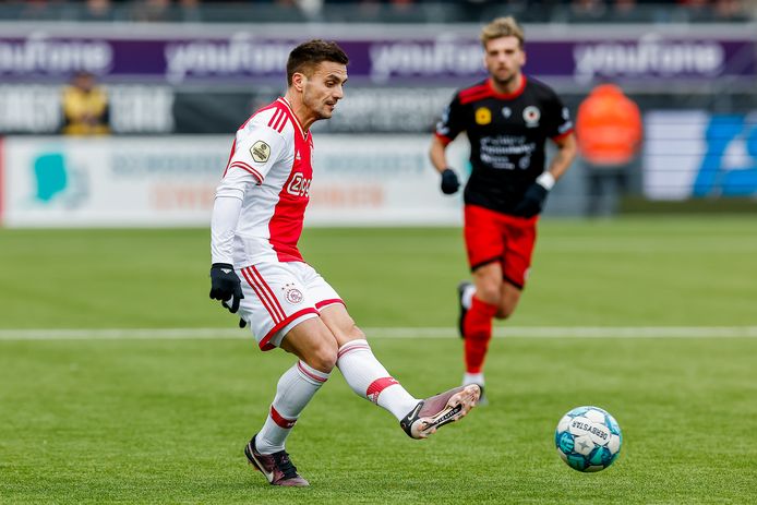 Dusan Tadic schiet de strafschop binnen.