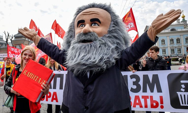 Een demonstrant verkleed als Karl Marx tijdens een 1-mei-optocht in Moskou. Beeld AFP